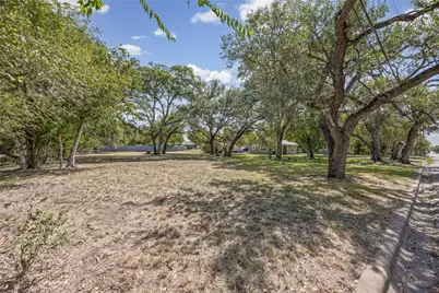 1006 N Blanco Street, Lockhart, TX 78644 - Photo 3