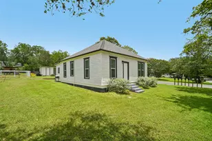 406 Live Oak St, Smithville, TX 78957 - Photo 3