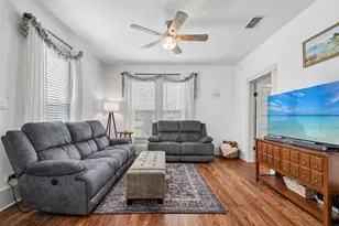 406 Live Oak St, Smithville, TX 78957 - Photo 5