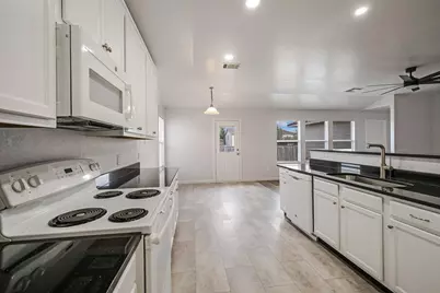 401 Bandara Woods Boulevard, Elgin, TX 78621 - Photo 3