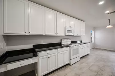 401 Bandara Woods Boulevard, Elgin, TX 78621 - Photo 5