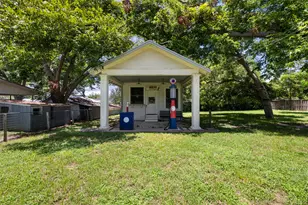 916 N Ave E Ave E, Shiner, TX 77984 - Photo 1