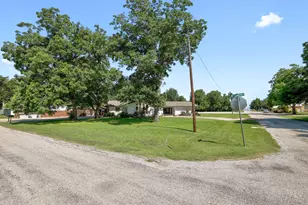 418 S Main St, Thrall, TX 76578 - Photo 5