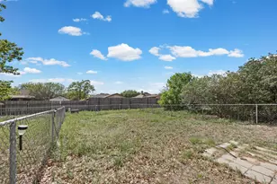 911 Crockett St, Lockhart, TX 78644 - Photo 31