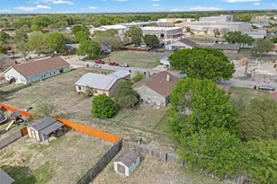 911 Crockett St, Lockhart, TX 78644 - Photo 39