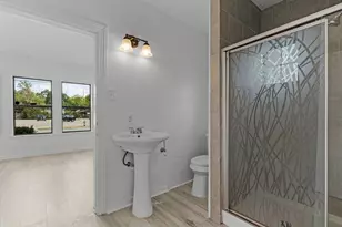 2703 E Cesar Chavez St, Austin, TX 78702 - Photo 15