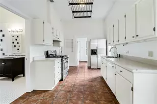 609 W 35th St, Austin, TX 78705 - Photo 15