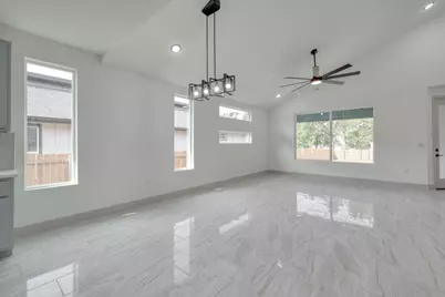 202 Washington Street, Elgin, TX 78621 - Photo 9