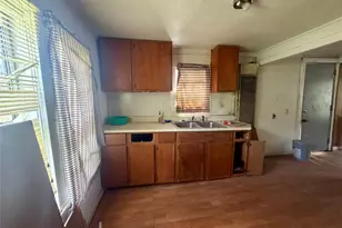 808 W Boundary St, Giddings, TX 78942 - Photo 5