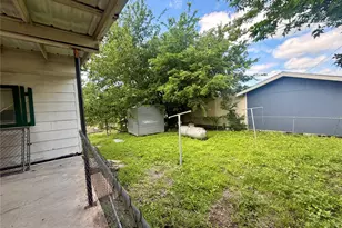 808 W Boundary St, Giddings, TX 78942 - Photo 19