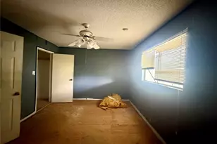 808 W Boundary St, Giddings, TX 78942 - Photo 9