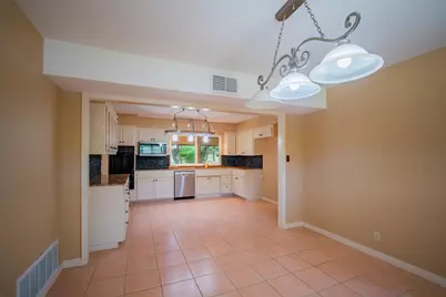 8806 Balcones Club Drive, Austin, TX 78750 - Photo 5