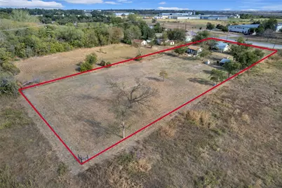 1607 E 4th Street, Taylor, TX 76574 - Photo 5