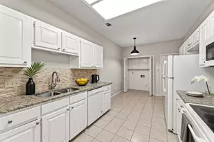 5737 N Scout Island Cir, Austin, TX 78731 - Photo 3