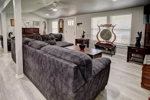 1217 Jones St, Smithville, TX 78957 - Photo 5