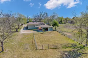 1309 Sloan St, Taylor, TX 76574 - Photo 5