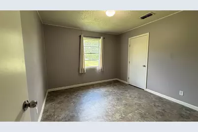 806 W 8th Street, Taylor, TX 76574 - Photo 11