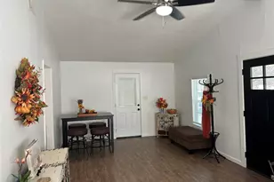 317 Webb St, Smithville, TX 78957 - Photo 7