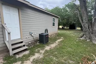 1310 Torres St, Lockhart, TX 78644 - Photo 5