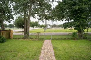 450 Biscayne St, Giddings, TX 78942 - Photo 35