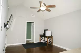 450 Biscayne St, Giddings, TX 78942 - Photo 29