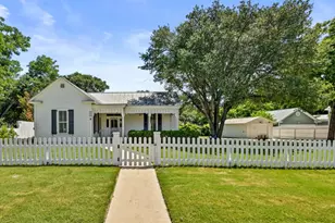 410 E Schubert St, Fredericksburg, TX 78624 - Photo 1