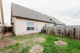 212 Sandstone Dr, Jarrell, TX 76537 - Photo 19