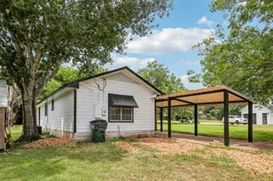 755 E Bellville St, Giddings, TX 78942 - Photo 7