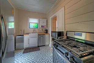 1711 E 7th St, Austin, TX 78702 - Photo 17