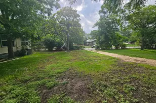 907 Neches St, Lockhart, TX 78644 - Photo 5