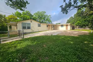 907 Neches St, Lockhart, TX 78644 - Photo 3