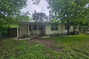 907 Neches St, Lockhart, TX 78644 - Photo 1