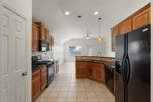 1689 Hidden Springs Path, Round Rock, TX 78665 - Photo 11