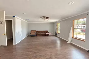 900 Lee Ln, Lockhart, TX 78644 - Photo 5