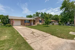 1516 McLain St, Taylor, TX 76574 - Photo 3