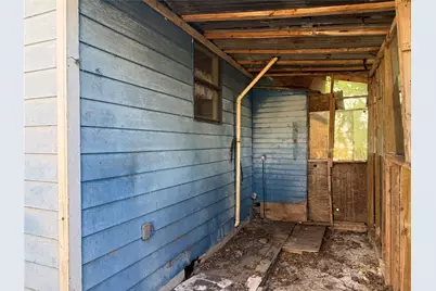 907 E Market Street, Lockhart, TX 78644 - Photo 3