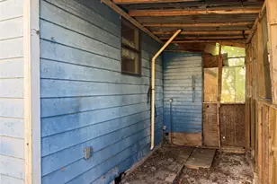 907 E Market St, Lockhart, TX 78644 - Photo 3