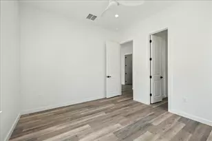 504 Walker St, Smithville, TX 78957 - Photo 17