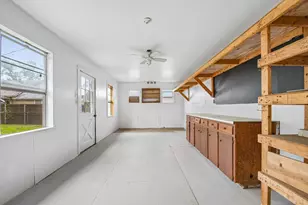 605 Bishop St, Smithville, TX 78957 - Photo 35