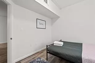 911 W 22nd St, Austin, TX 78705 - Photo 15