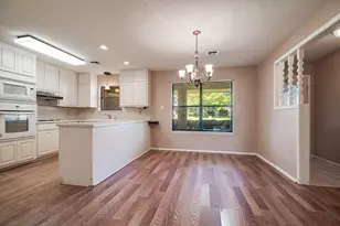 208 Edgewood Dr, Fredericksburg, TX 78624 - Photo 5