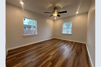 711 N Grimes Street, Giddings, TX 78942 - Photo 9