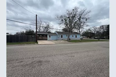 711 N Grimes Street, Giddings, TX 78942 - Photo 1