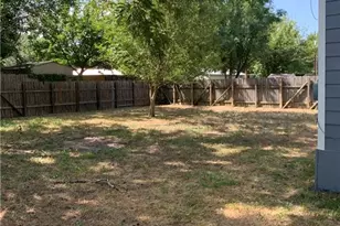 301 Taylor St, Smithville, TX 78957 - Photo 7