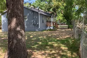 301 Taylor St, Smithville, TX 78957 - Photo 5