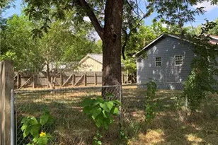 301 Taylor St, Smithville, TX 78957 - Photo 9