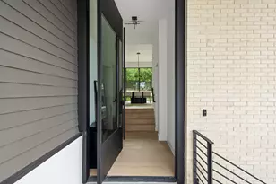 1102 Summit St, Austin, TX 78741 - Photo 5