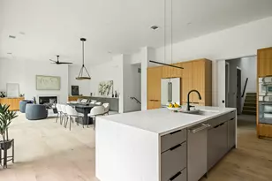1102 Summit St, Austin, TX 78741 - Photo 15