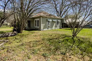 302 E Crockett St, Luling, TX 78648 - Photo 3