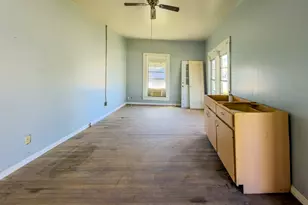 302 E Crockett St, Luling, TX 78648 - Photo 7